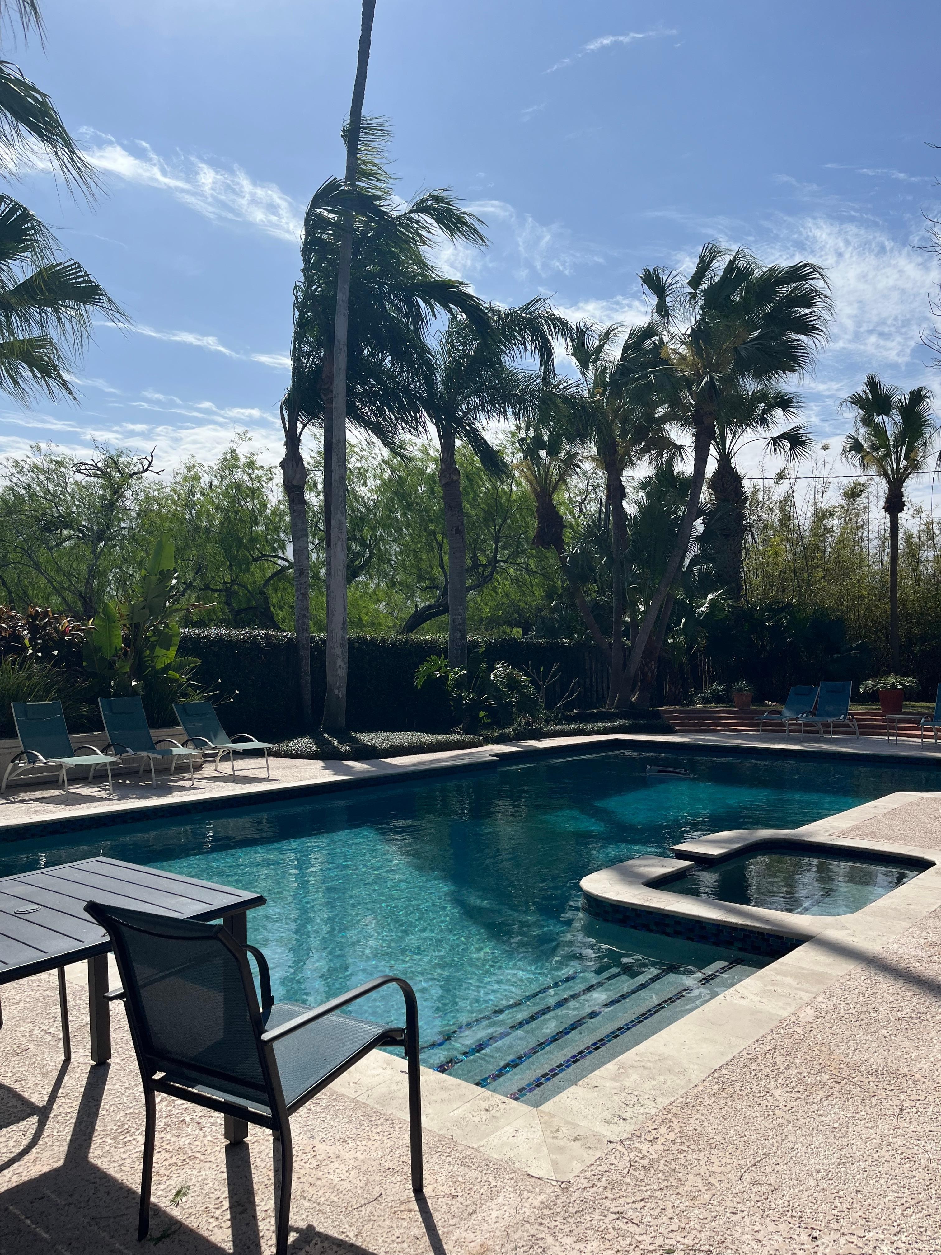 Awesome pool and hot tub,total relaxation!