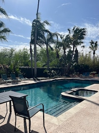 Awesome pool and hot tub,total relaxation!
