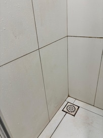 Banheiro após a limpeza. Fica um pouco encardido devido a qualidade da água.