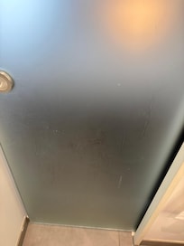 Toilettentür dreckig