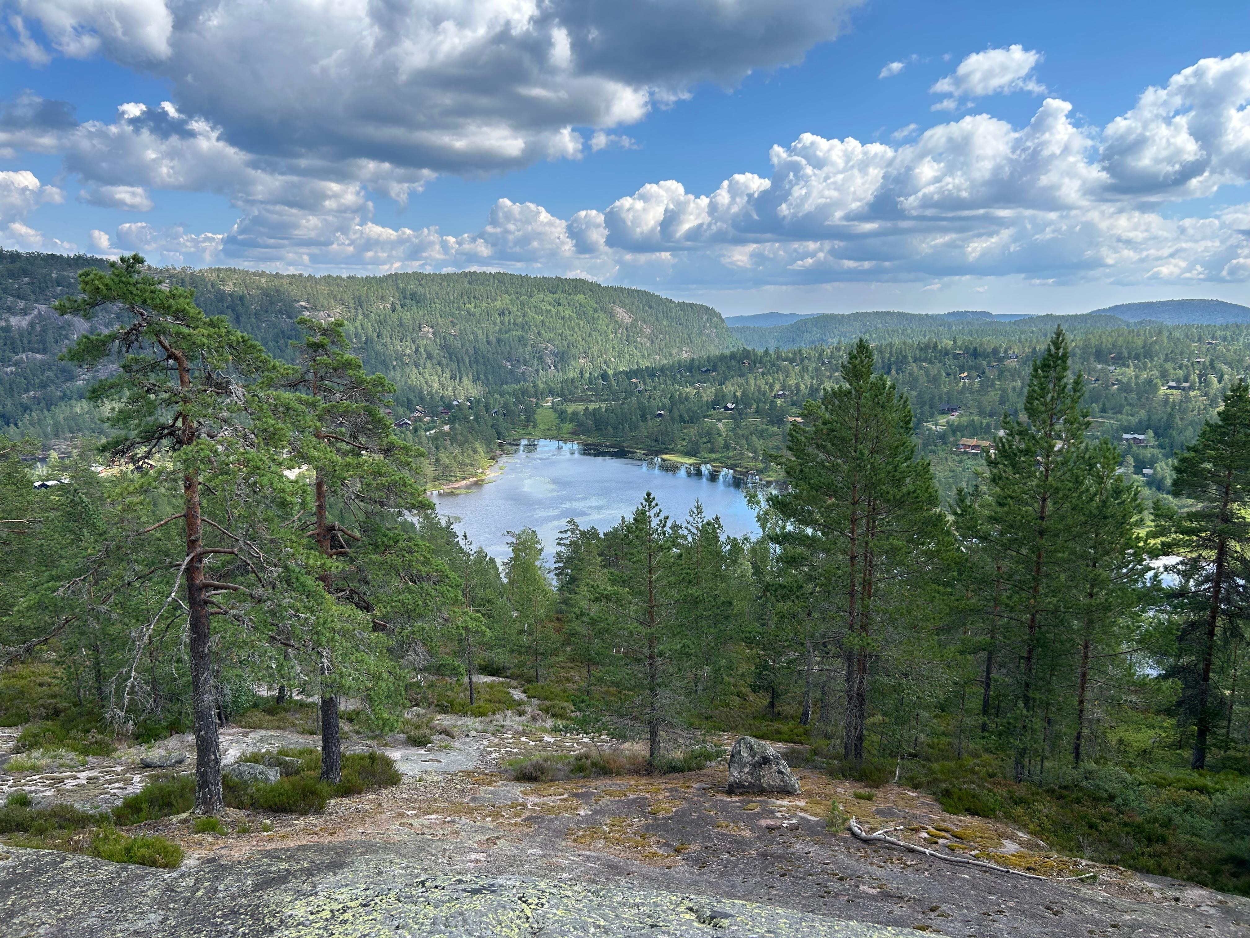 Blick vom naheliegendem Berg auf die Umgebung