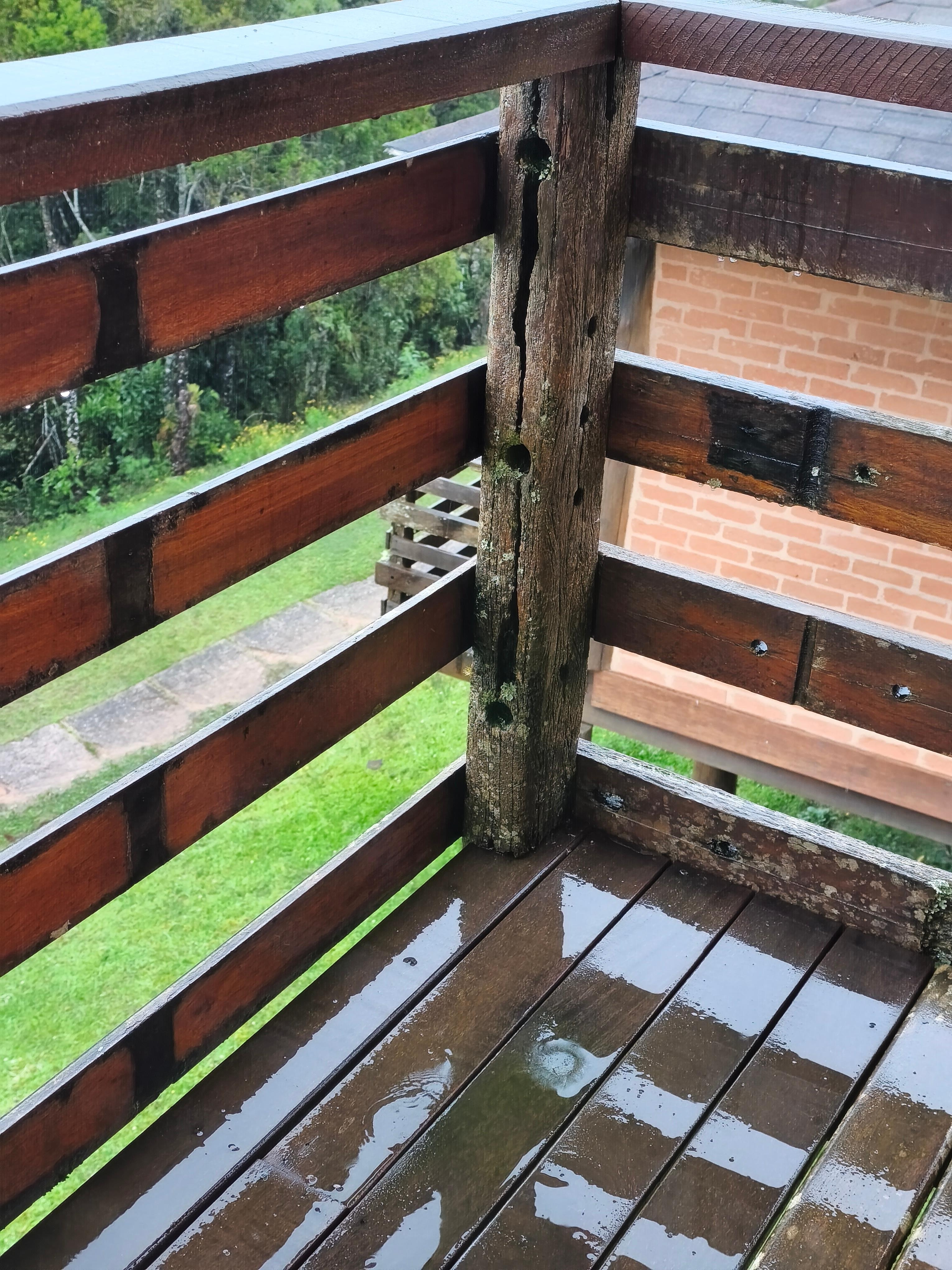 Varanda bem destruída. 