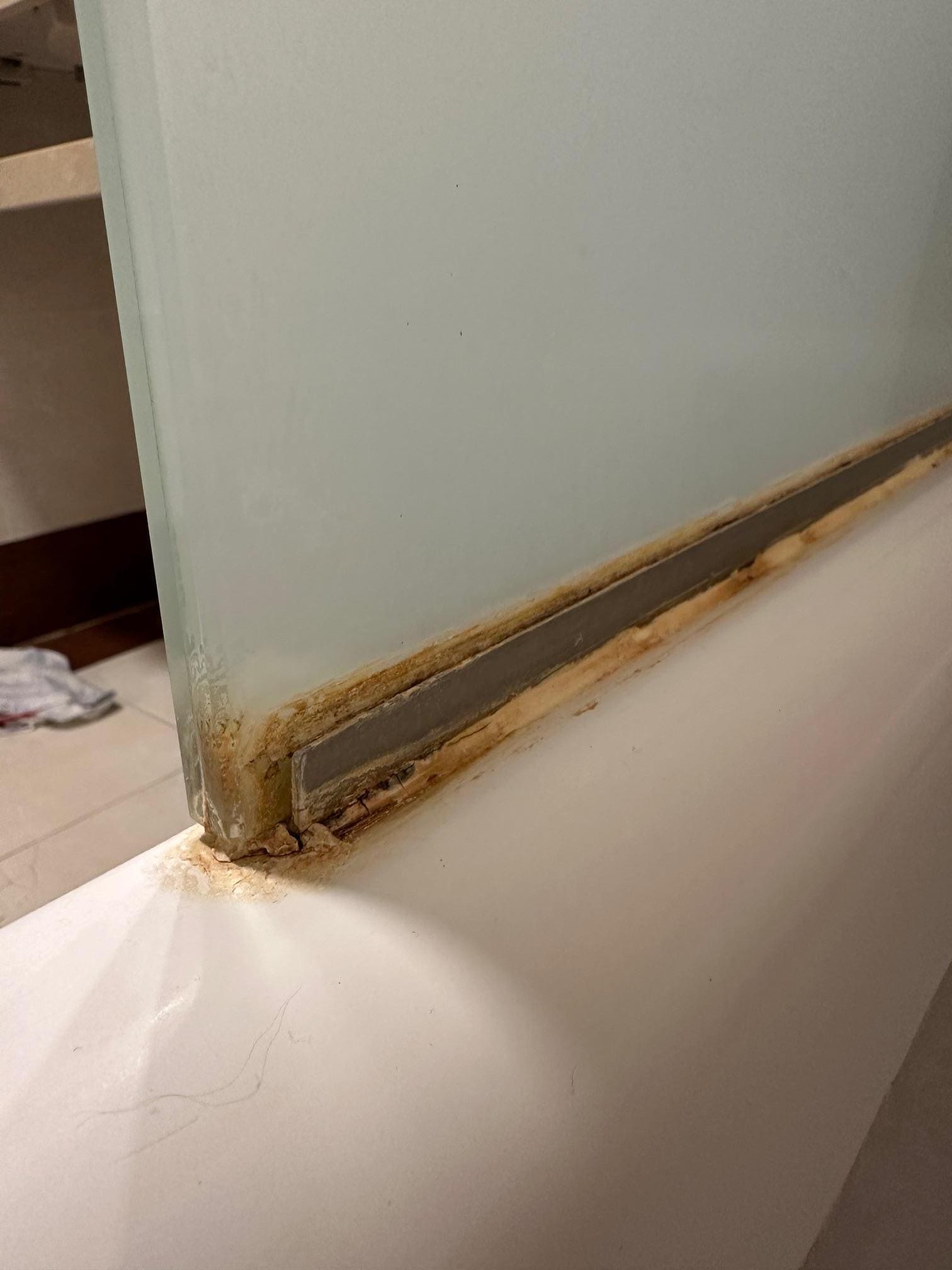 Disgusting bathroom, rust / crud / dirt all over the bath!  