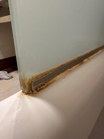 Disgusting bathroom, rust / crud / dirt all over the bath!