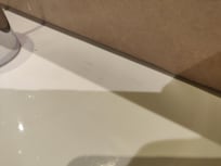 Residui di sporco sul lavello e sulla vasca da bagno