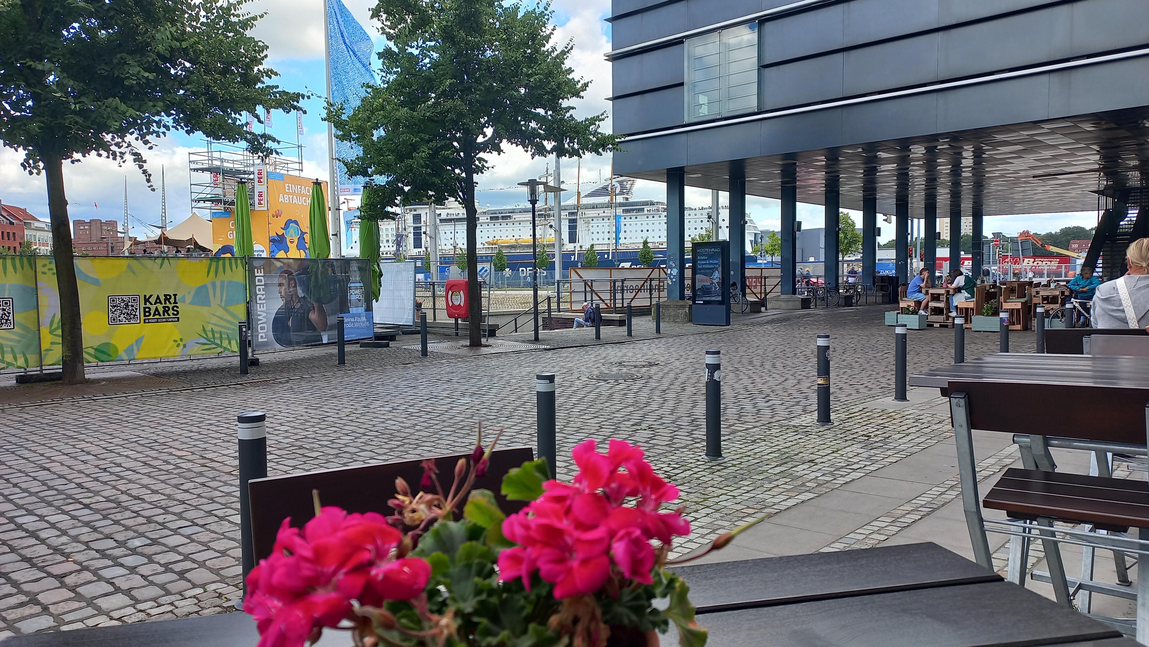 Vor dem Hotel. Kieler Woche 2025