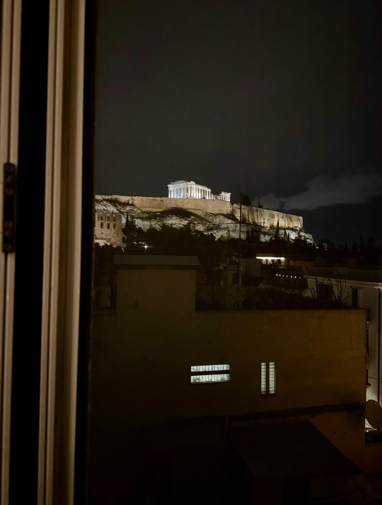 Vue, la nuit, par la fenêtre de la chambre 