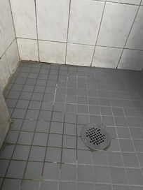 État de la douche à notre arrivée et tout au long de notre séjour