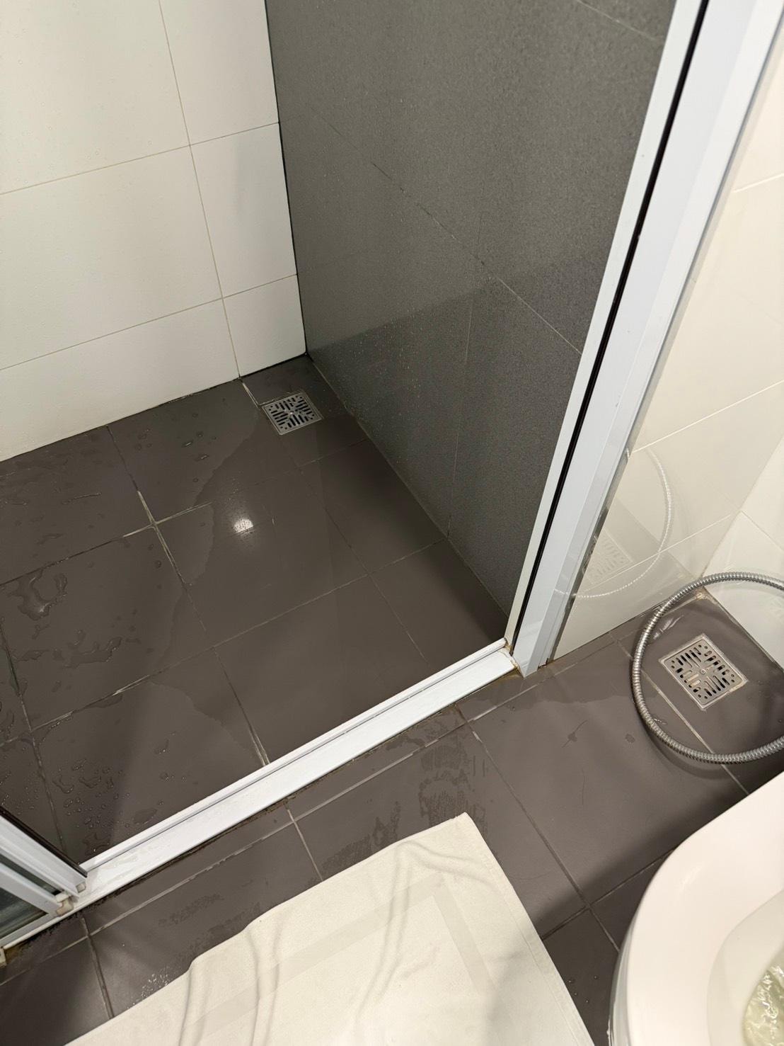 排水設計不良、積水至外面