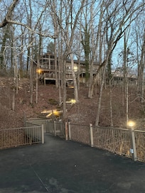 A beautiful and safe space. We felt safe outside even as and after the sun went down.