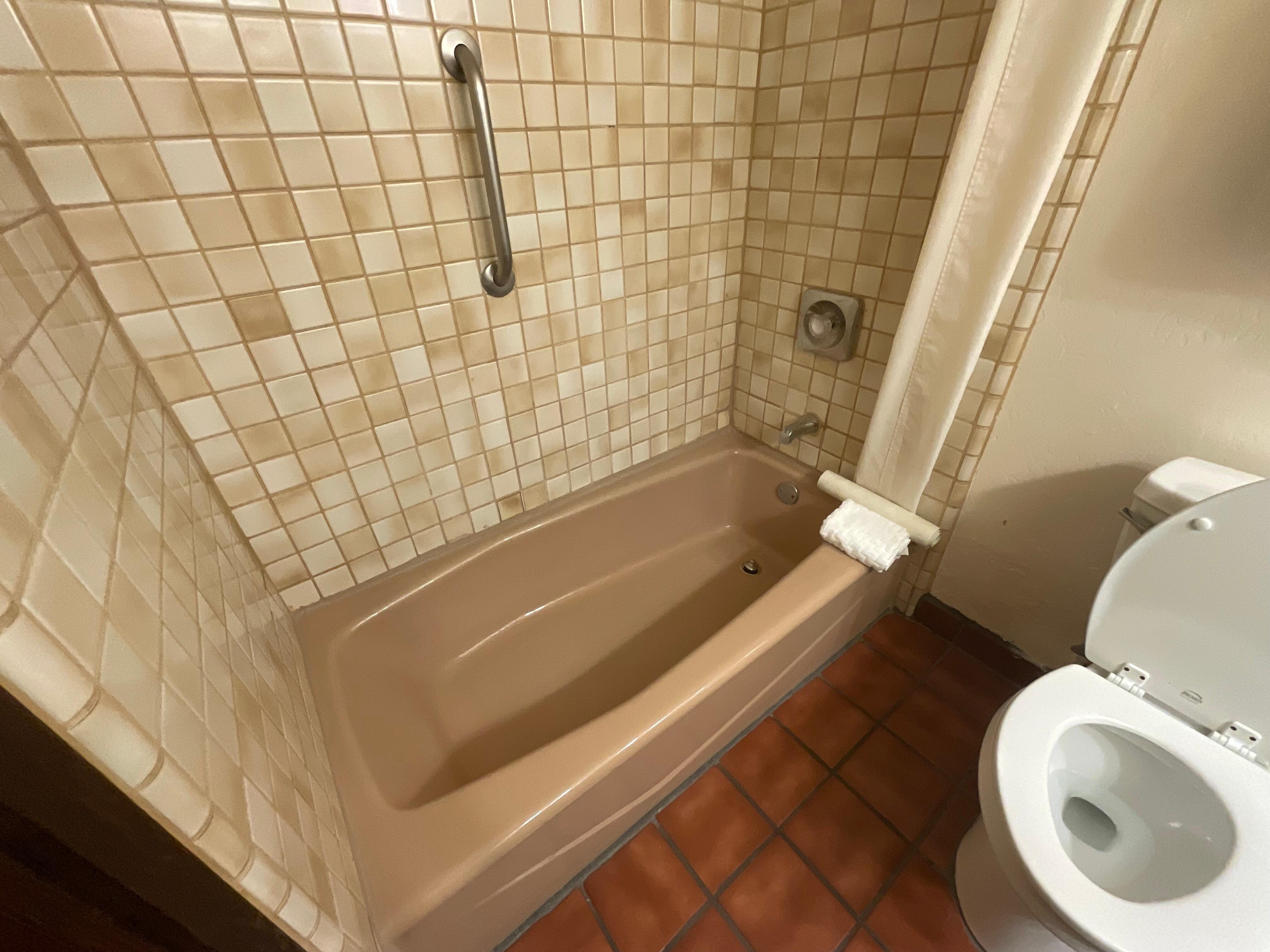70's tub and decor