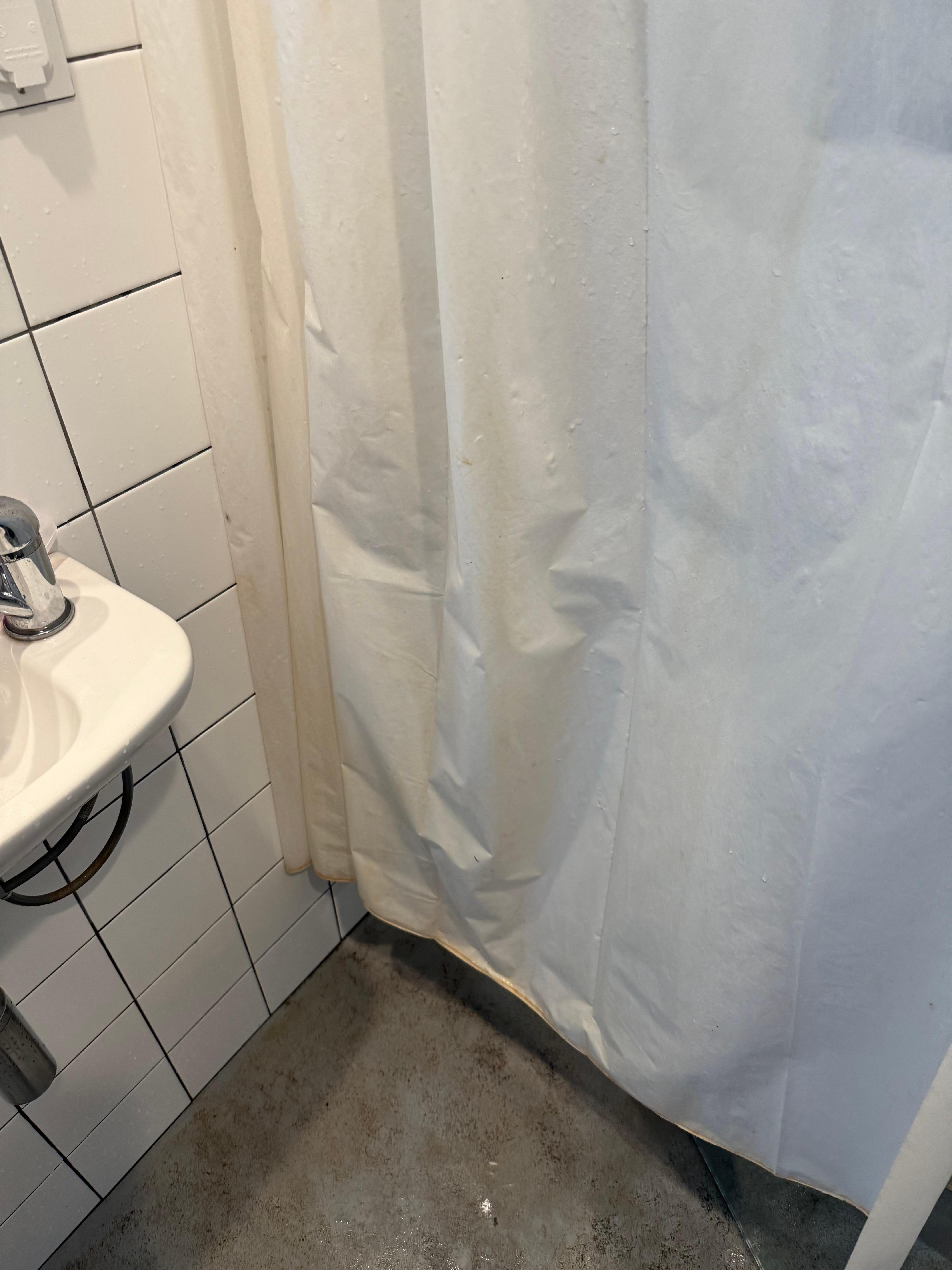 See the dirty floor?