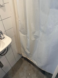 See the dirty floor?
