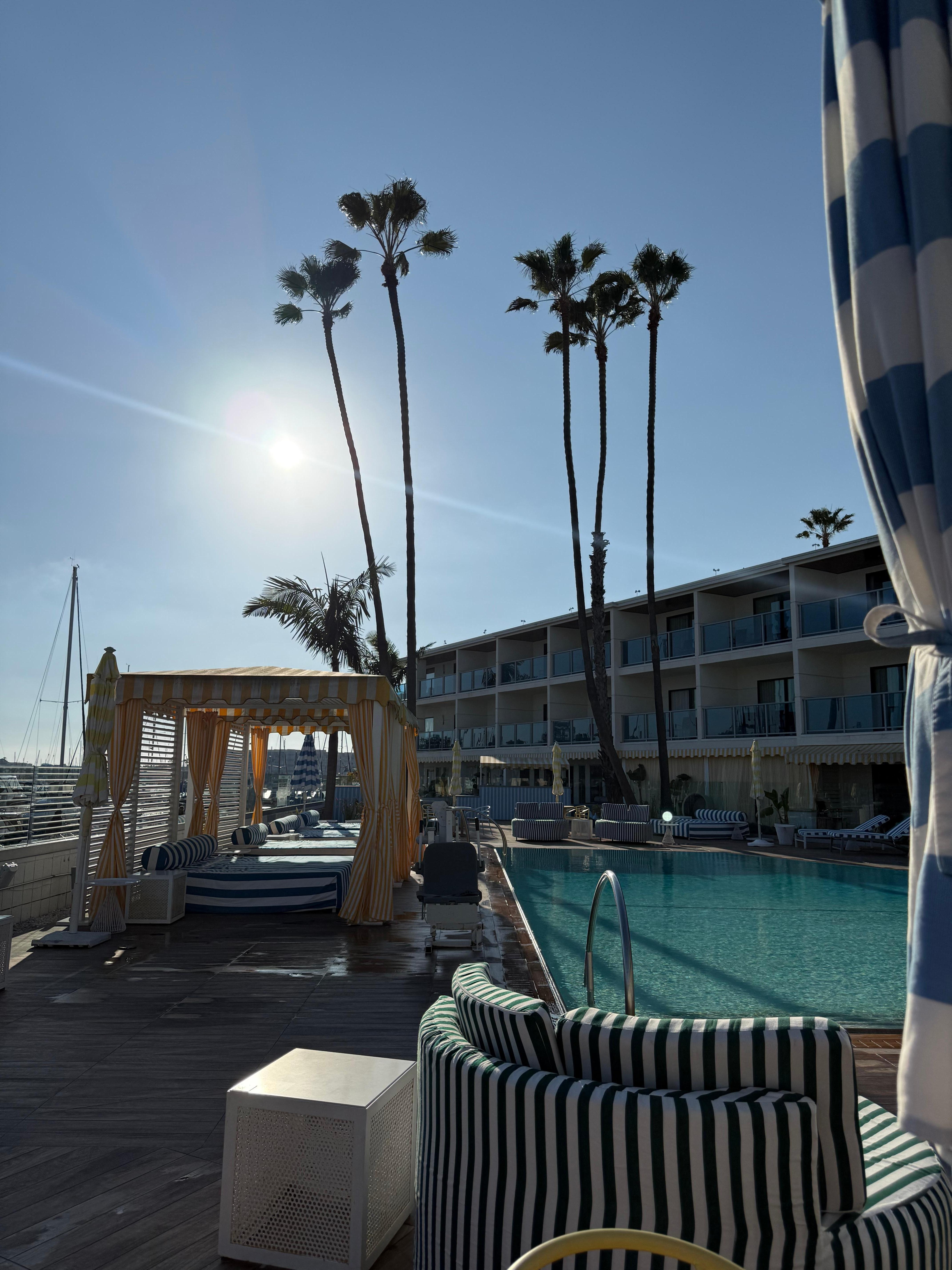Clean & heated pool and hot tub. Great for some sun. 