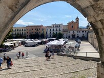 The weekly market.