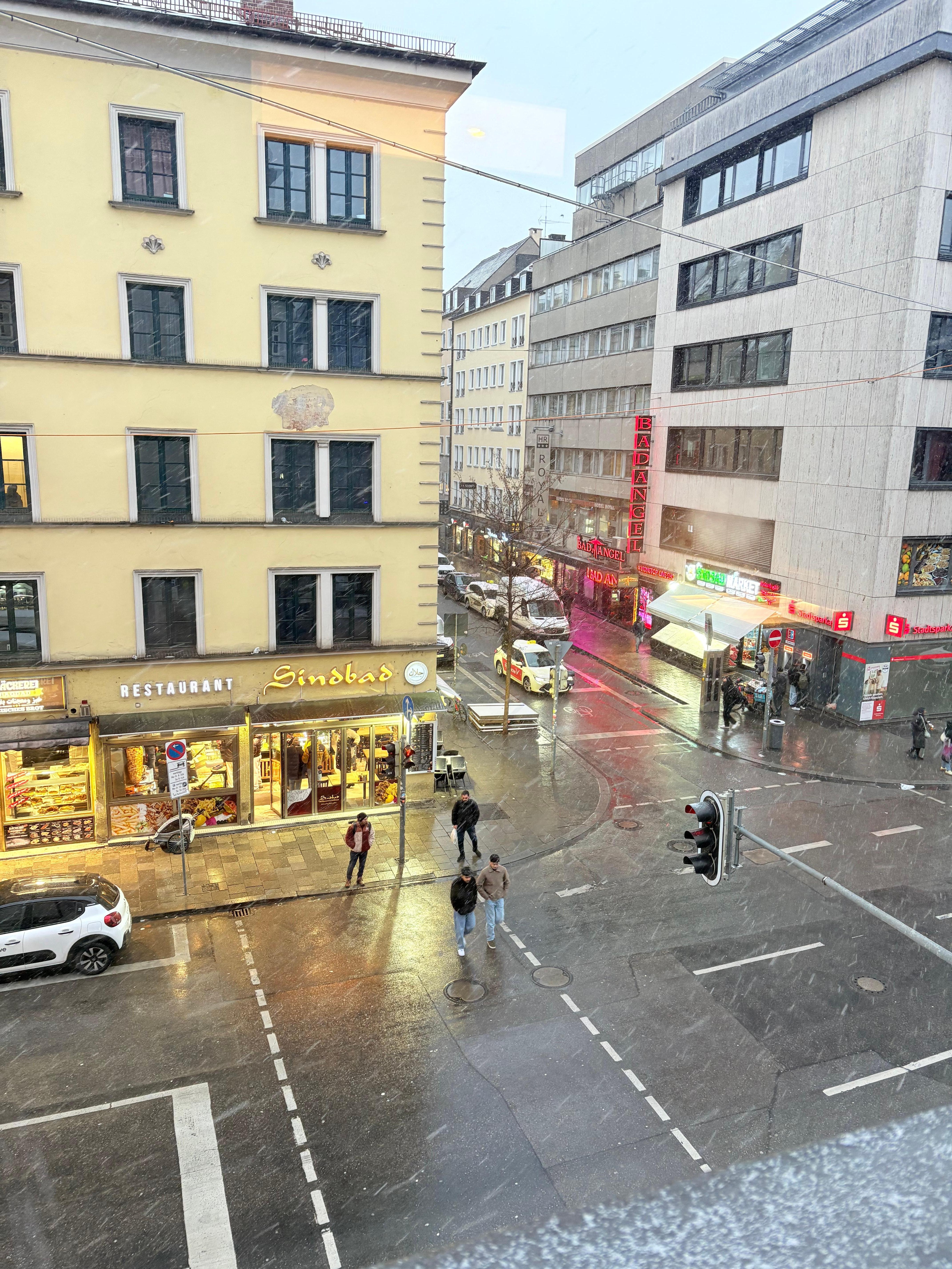 窓の外は開放感な交差点でしたが、案外静かでした