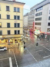 窓の外は開放感な交差点でしたが、案外静かでした