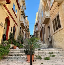 Lots of steps in Senglea