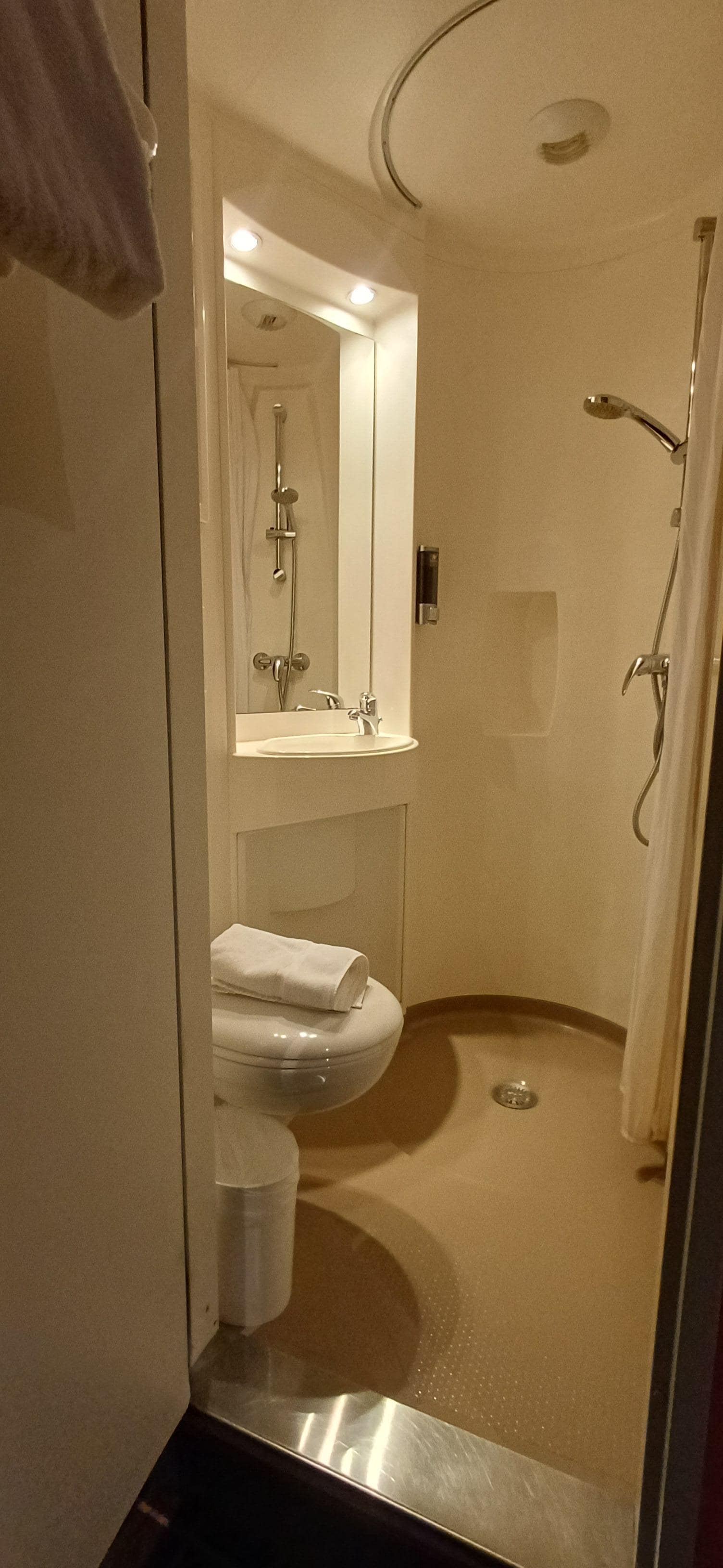 Banheiro com área do chuveiro pequena. Para uma pessoa grande pode trazer alguma restrição de movimento.