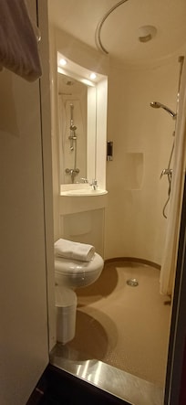 Banheiro com área do chuveiro pequena. Para uma pessoa grande pode trazer alguma restrição de movimento.