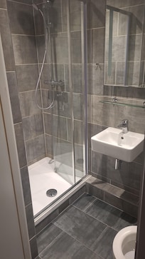 Sehr schönes kleines Bad mit Dusche. Ein paar mehr Haken wären schön gewesen