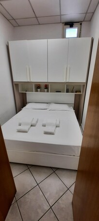 Schlafzimmer mit winzigem Fenster