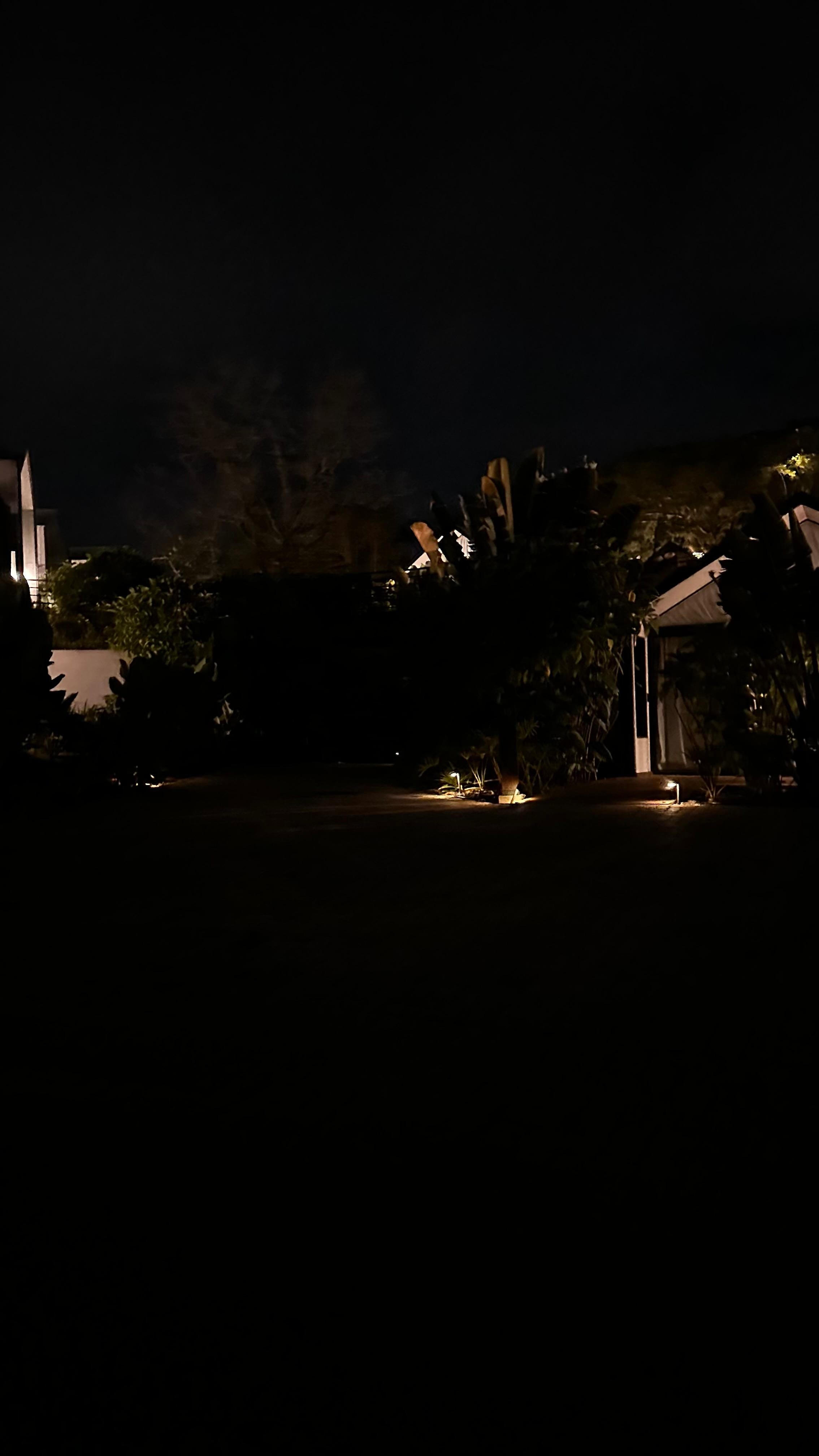 Trajeto noturno com pouca iluminação 