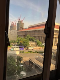 客室から駅を眺める
