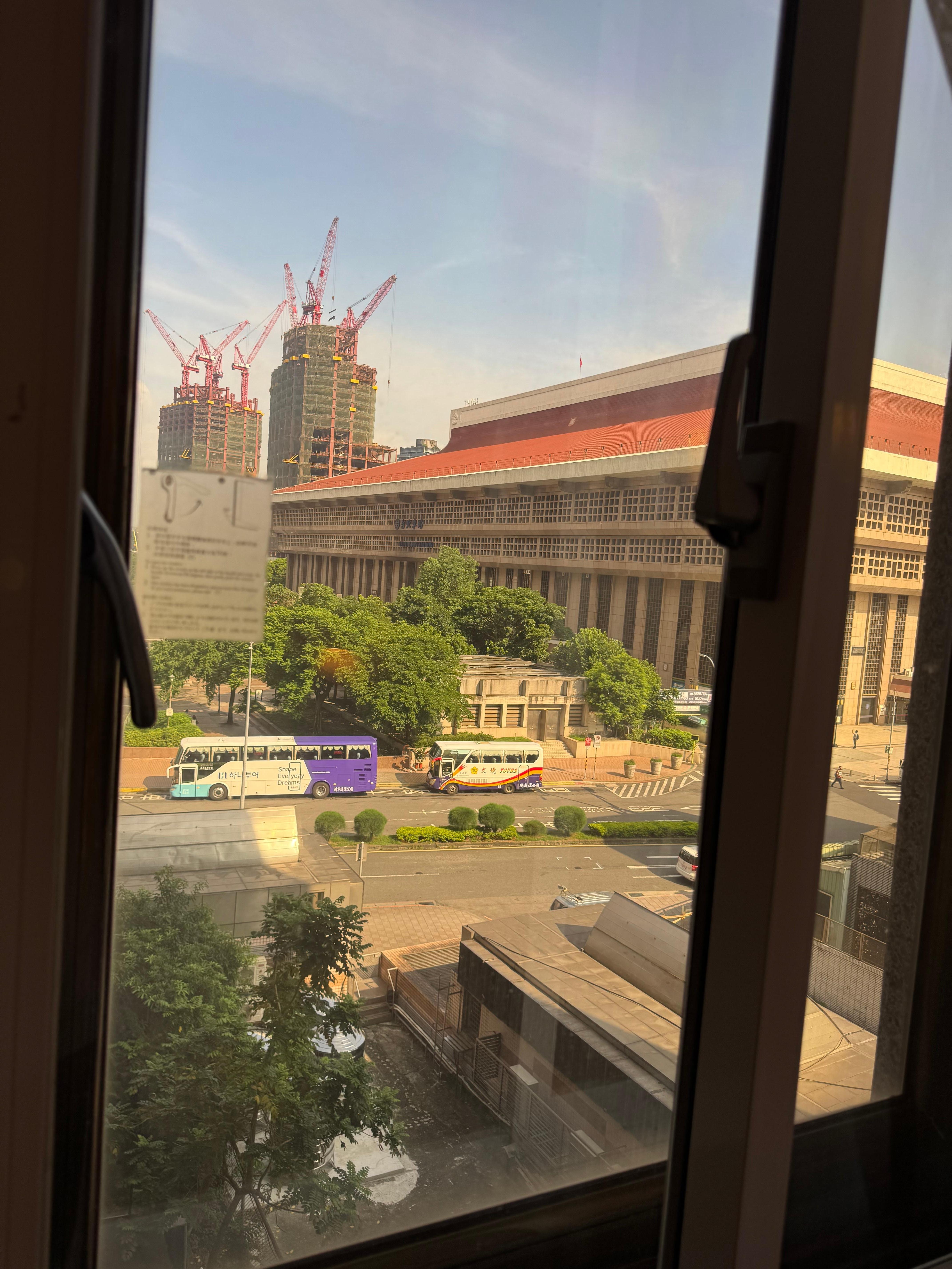 客室から駅を眺める
