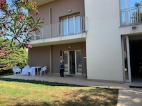 Apartment (room) building