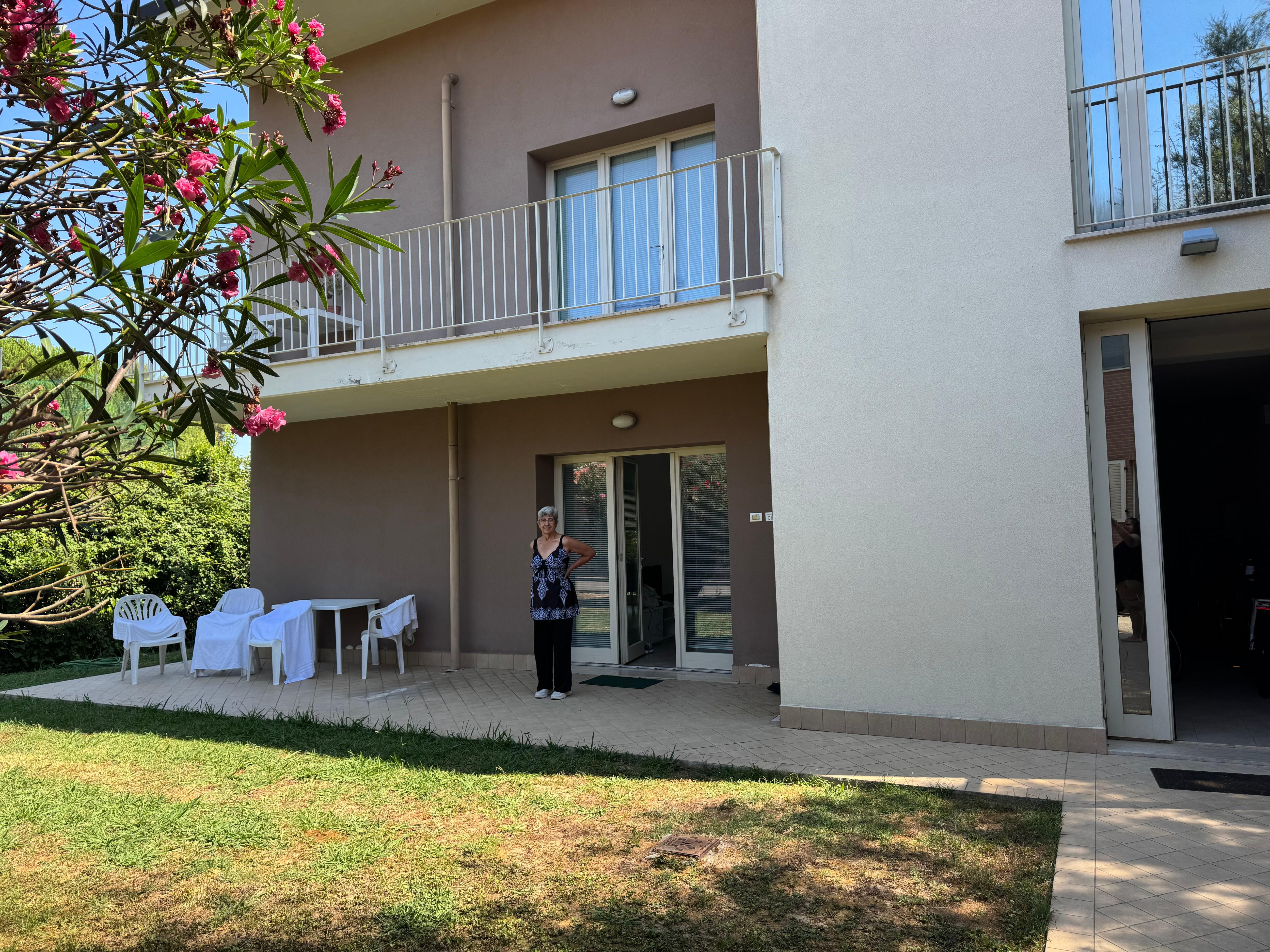 Apartment (room)  building