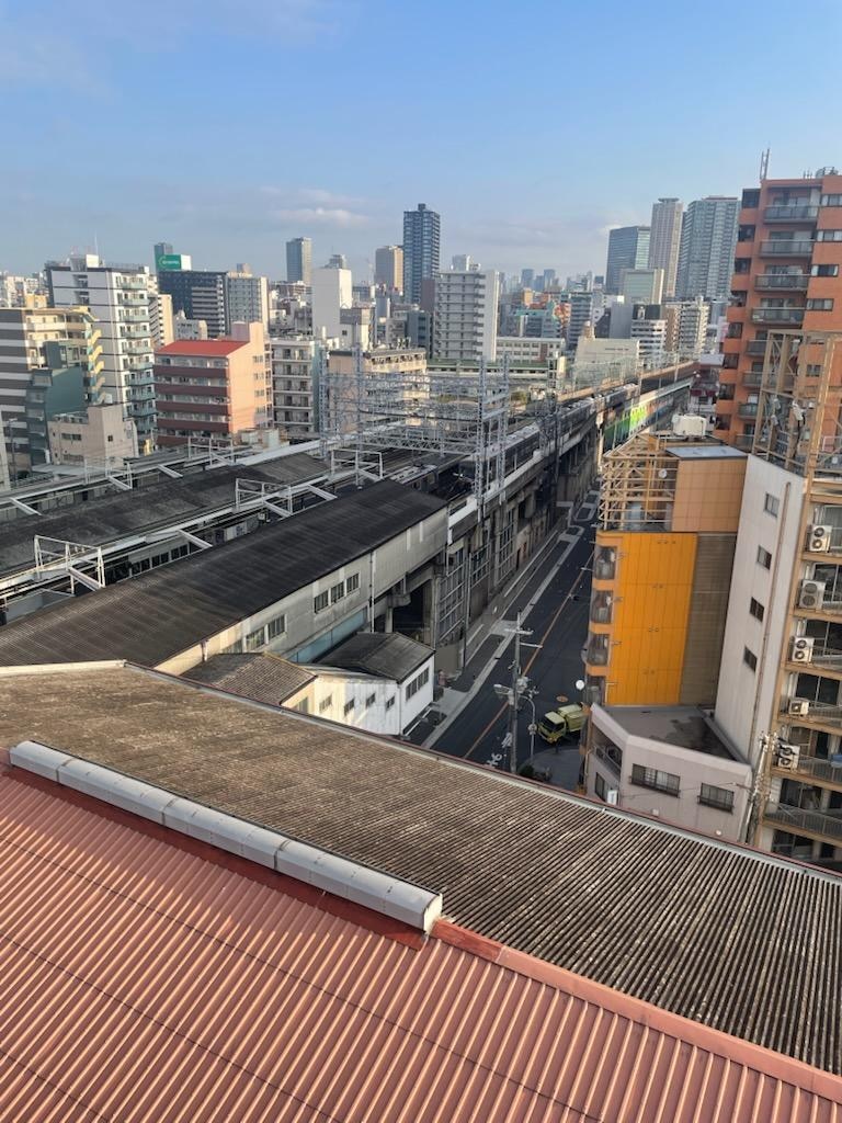 窓の外の景色が直駅でした。
窓が二重なので締めたらそんなに音がしません。
窓を開けて寝たら、電車の始発時刻に起きることができます。