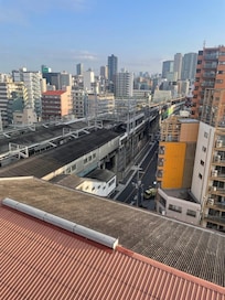 窓の外の景色が直駅でした。
窓が二重なので締めたらそんなに音がしません。
窓を開けて寝たら、電車の始発時刻に起きることができます。