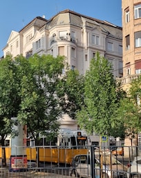 Oben mittig die Wohnung