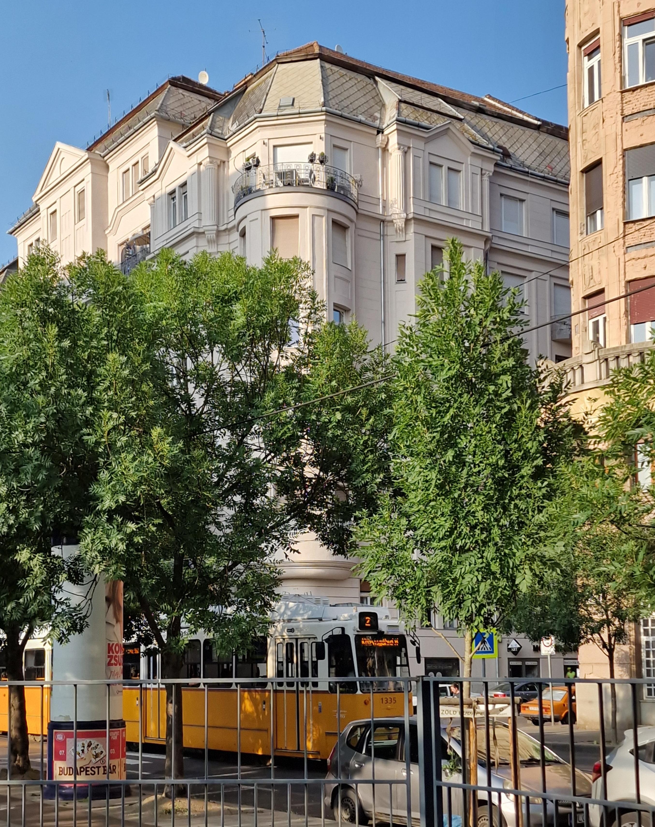 Oben mittig die Wohnung