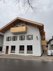 Das Haus von außen, der Bereich vor dem Haus wurde gerade erneuert