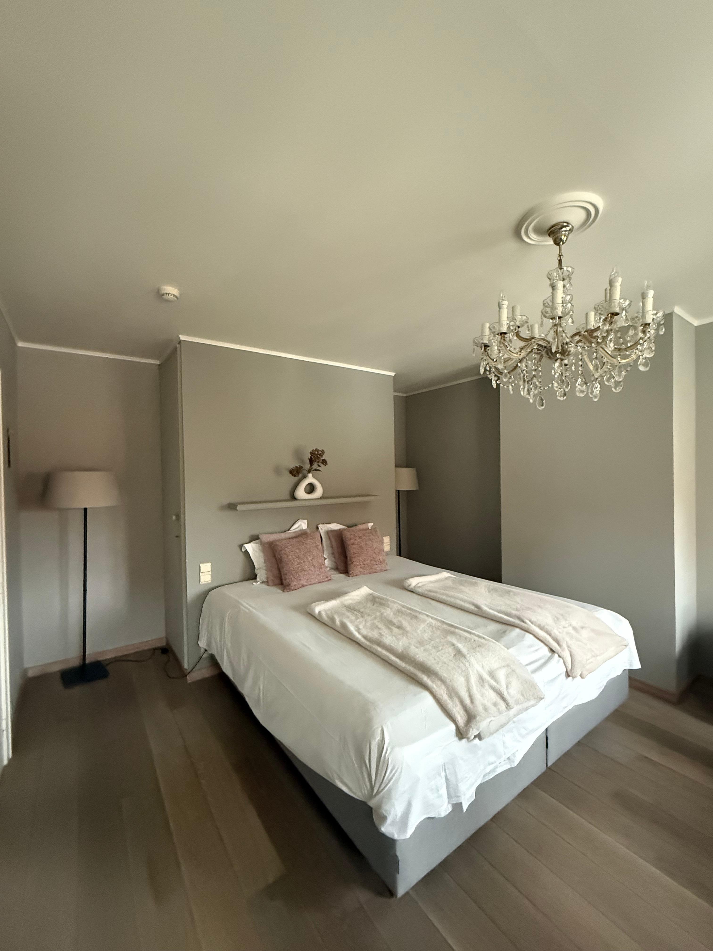 The bed was divine - the throw rugs were incredibly warm and soft