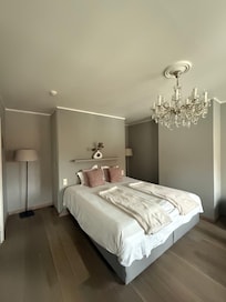 The bed was divine - the throw rugs were incredibly warm and soft