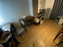 フロアの共用スペースです。デスクワークしたり、食事できます。