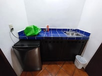 Muy útil el frigobar y la barra