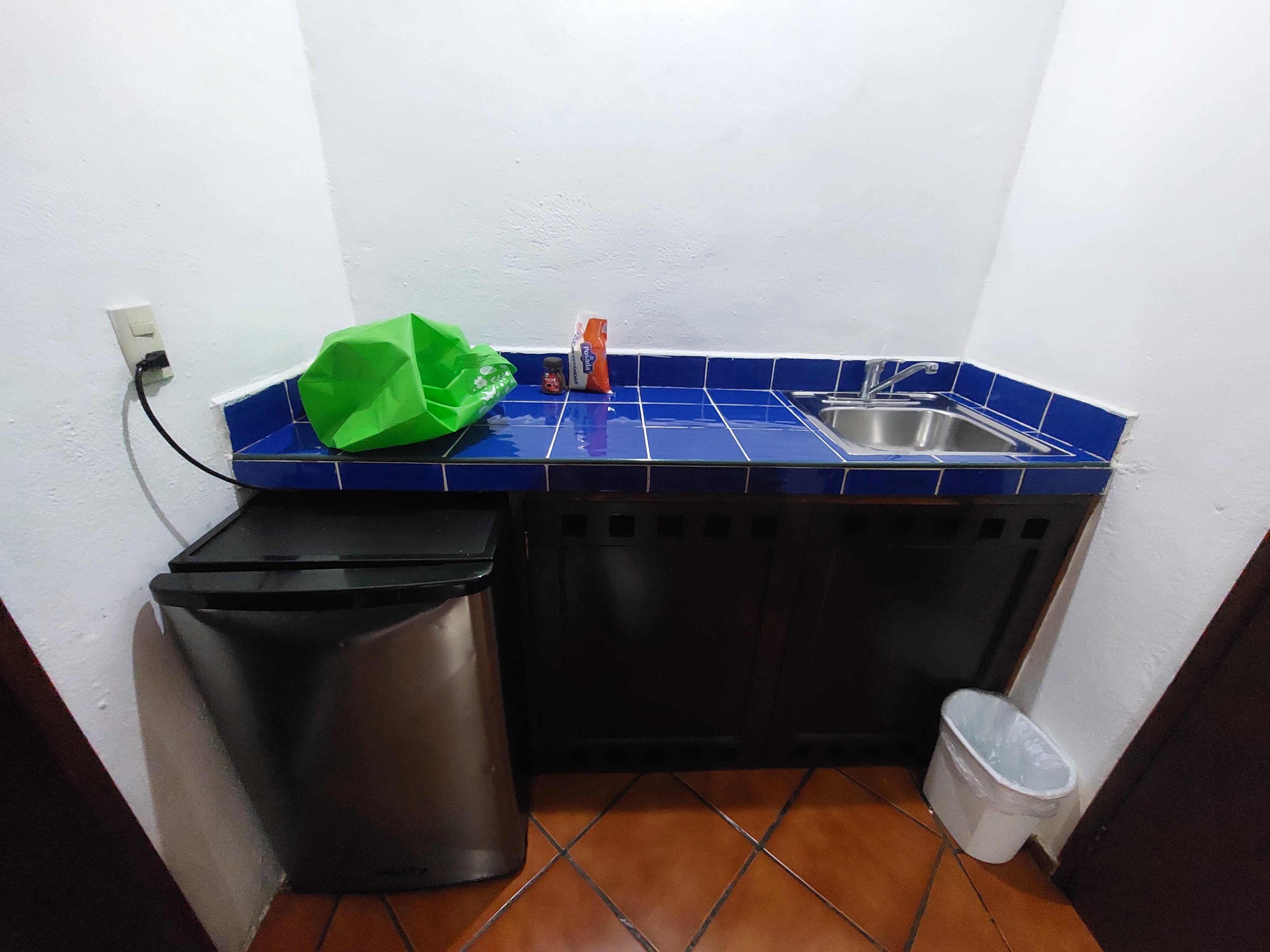 Muy útil el frigobar y la barra