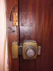 emplacement du loquet intérieur se refermant sur lui-même