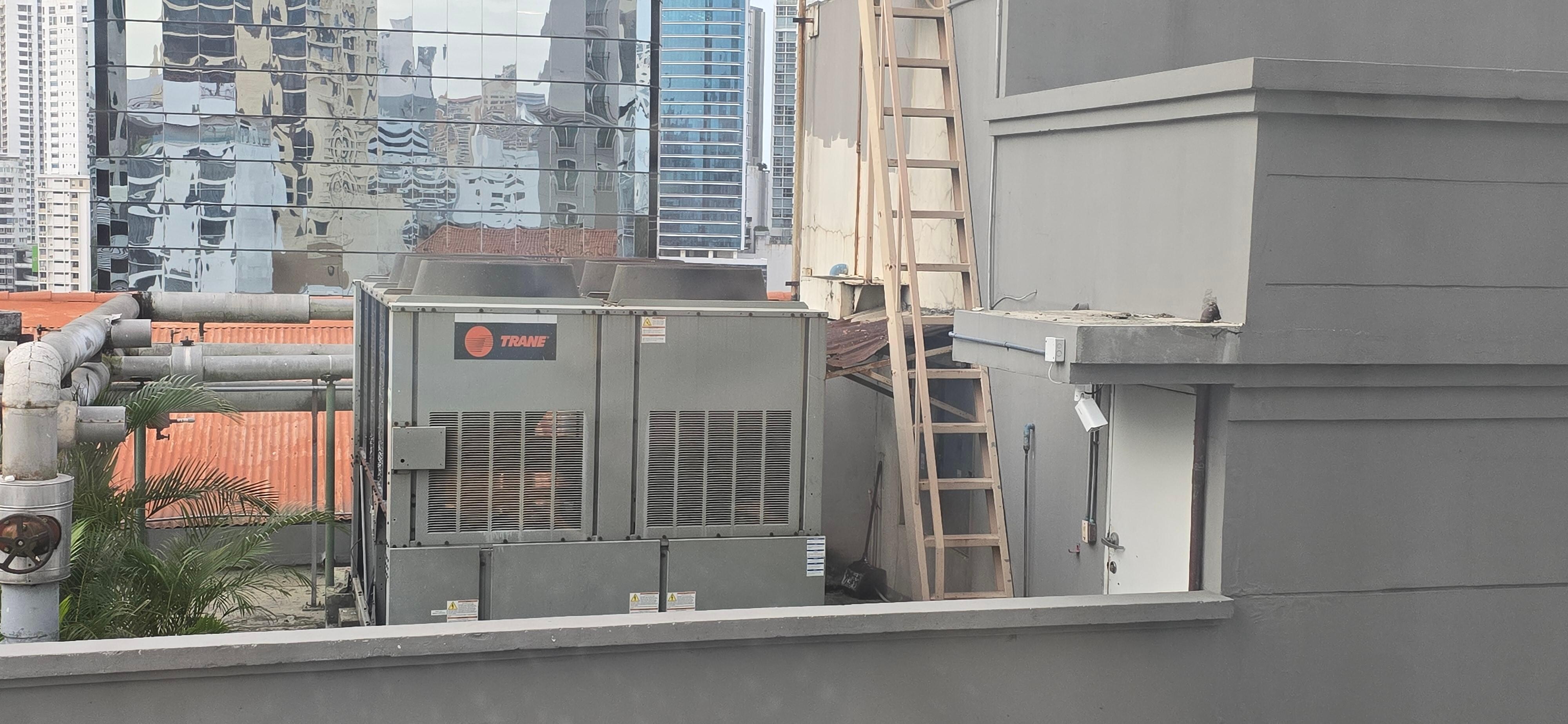Encima al siguiente dia estuvo un trabajafor ahi y abri las cortinas para q entrara algo de luz pero me toco cerrar de inmediato xq lo tenia enfrente!!!