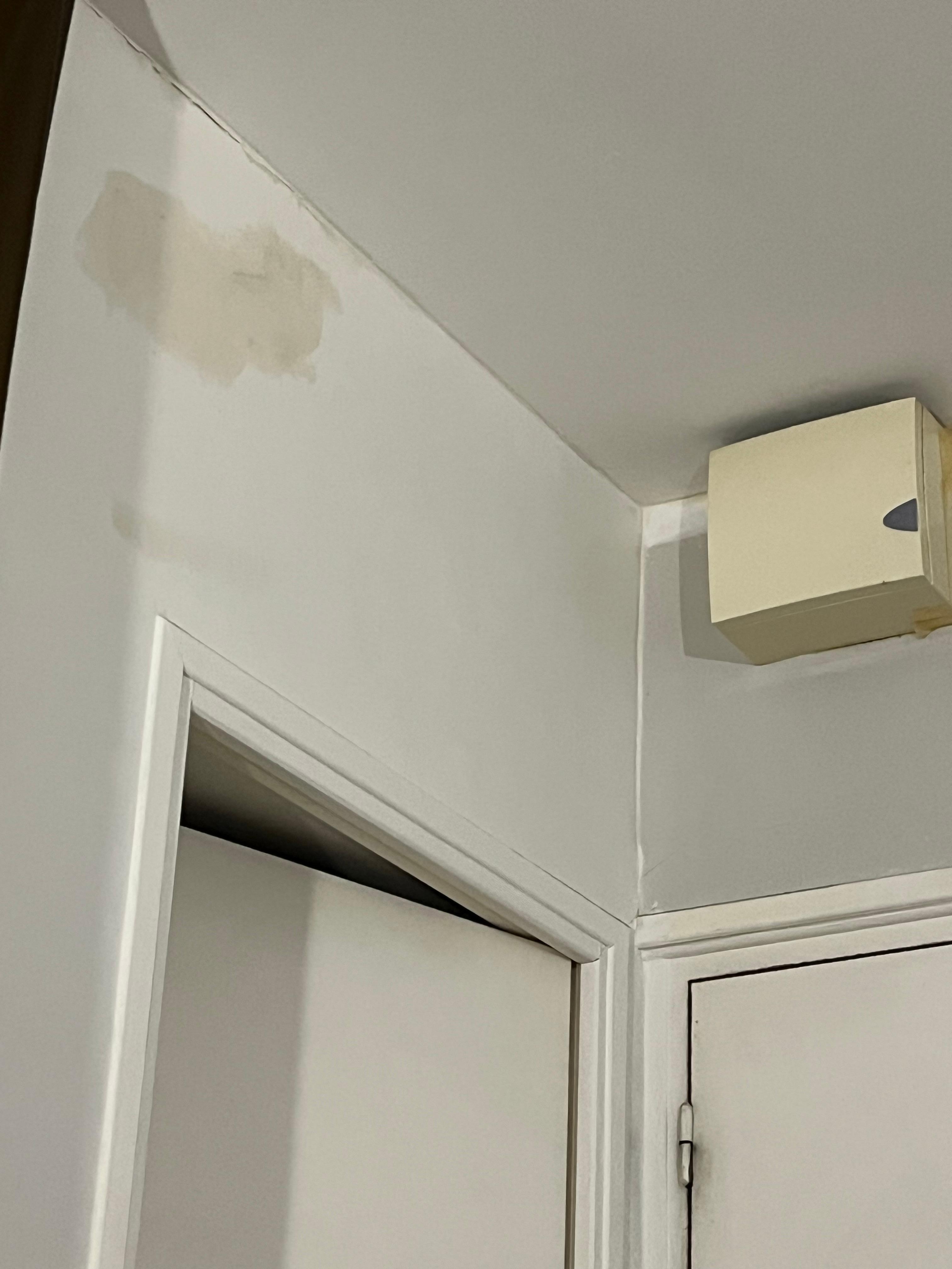 Reparation ved loftet på værelset.