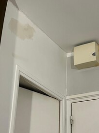 Reparation ved loftet på værelset.