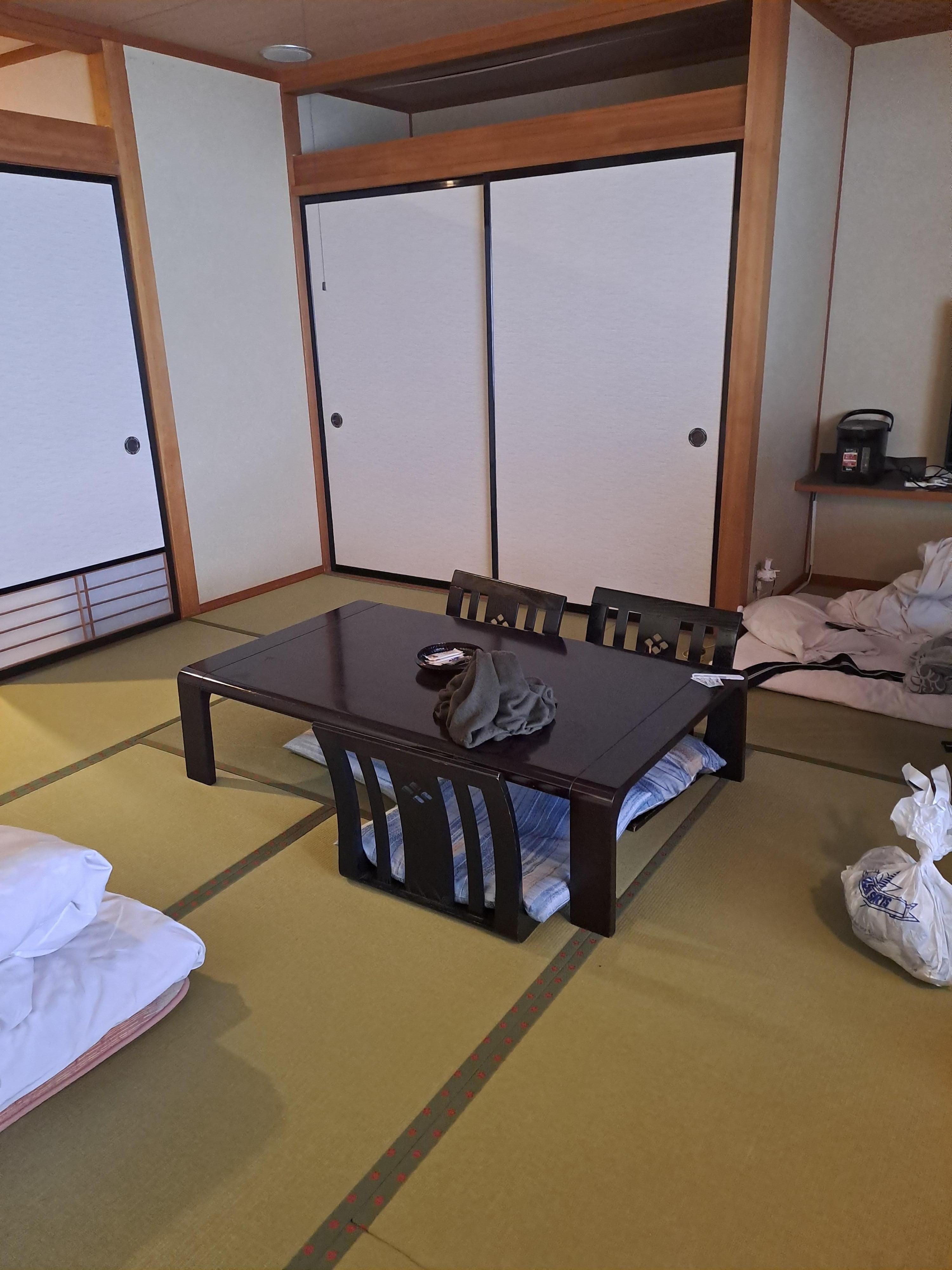 Vi valde ett hotellrum med Futon sängar och därmed låga bord.