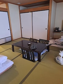 Vi valde ett hotellrum med Futon sängar och därmed låga bord.