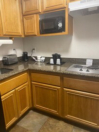 Nice kitchenette.