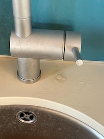 Tropfender Wasserhahn in der Küche