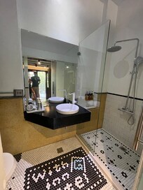 Eigenes Badezimmer mit Dusche - muss sich nicht geteilt werden